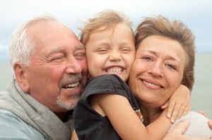 abuelos felices con su nieta