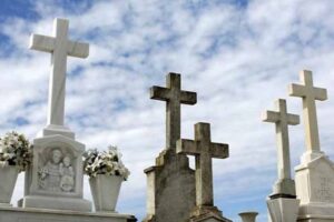 Cruces de cementerio difuntos