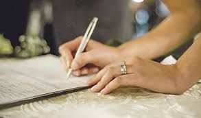mujer firmando el acta de matrimonio civil
