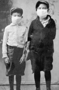 niños con mascarilla por la gripe española