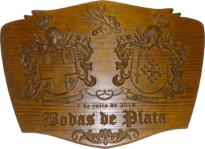 dos escuts heràldics gravats sobre fusta natural